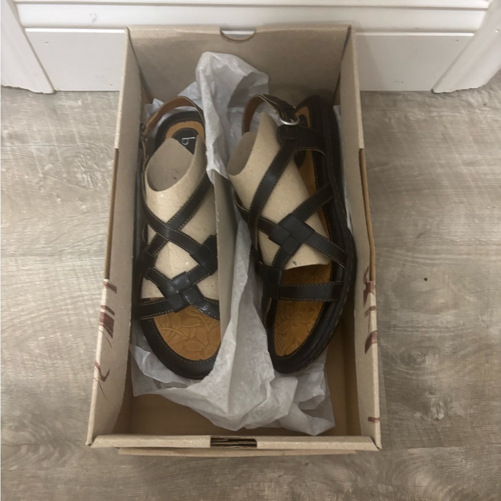 b.o.c. Black and Tan Leather Sandals. New in box!